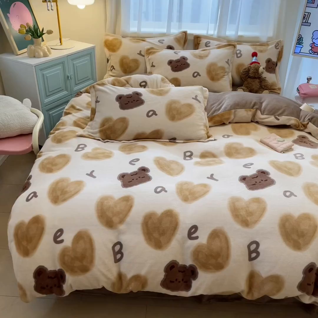 91家纺网 家纺一手货源 找家纺 川悦生活 2025新款高克重牛奶绒四件套-系列二 字母熊