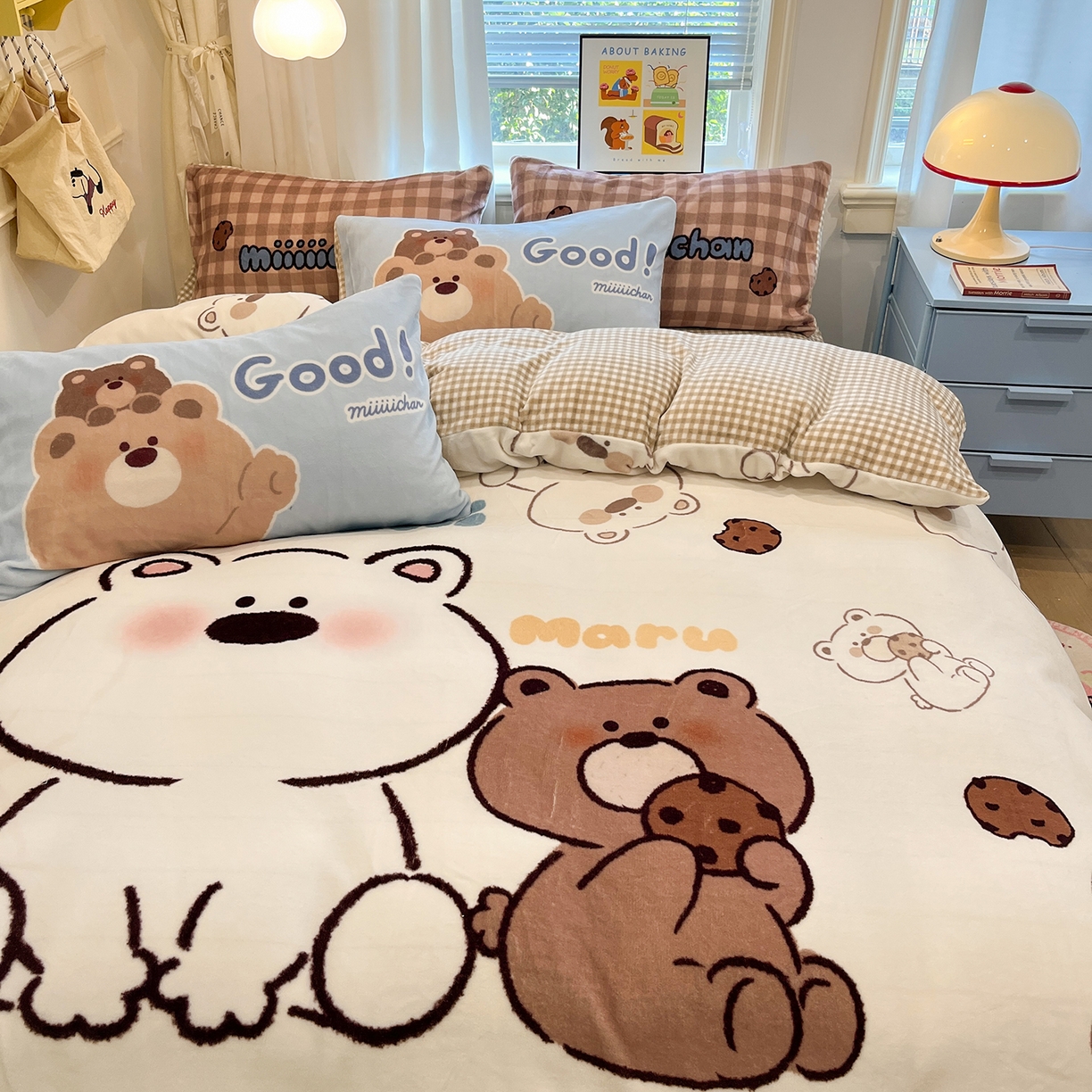 91家纺网 家纺一手货源 找家纺 金爱家 2025新品A类正版授权miiiiichan咪酱大版卡通数码印花加厚牛奶绒系列四件套 绒大版-咪酱宝宝熊
