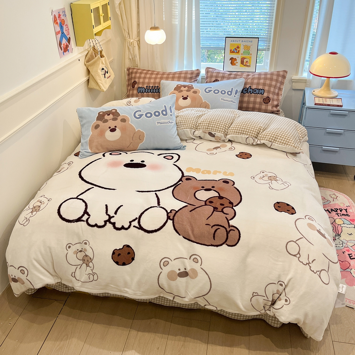 91家纺网 家纺一手货源 找家纺 金爱家 2025新品A类正版授权miiiiichan咪酱大版卡通数码印花加厚牛奶绒系列四件套 绒大版-咪酱宝宝熊