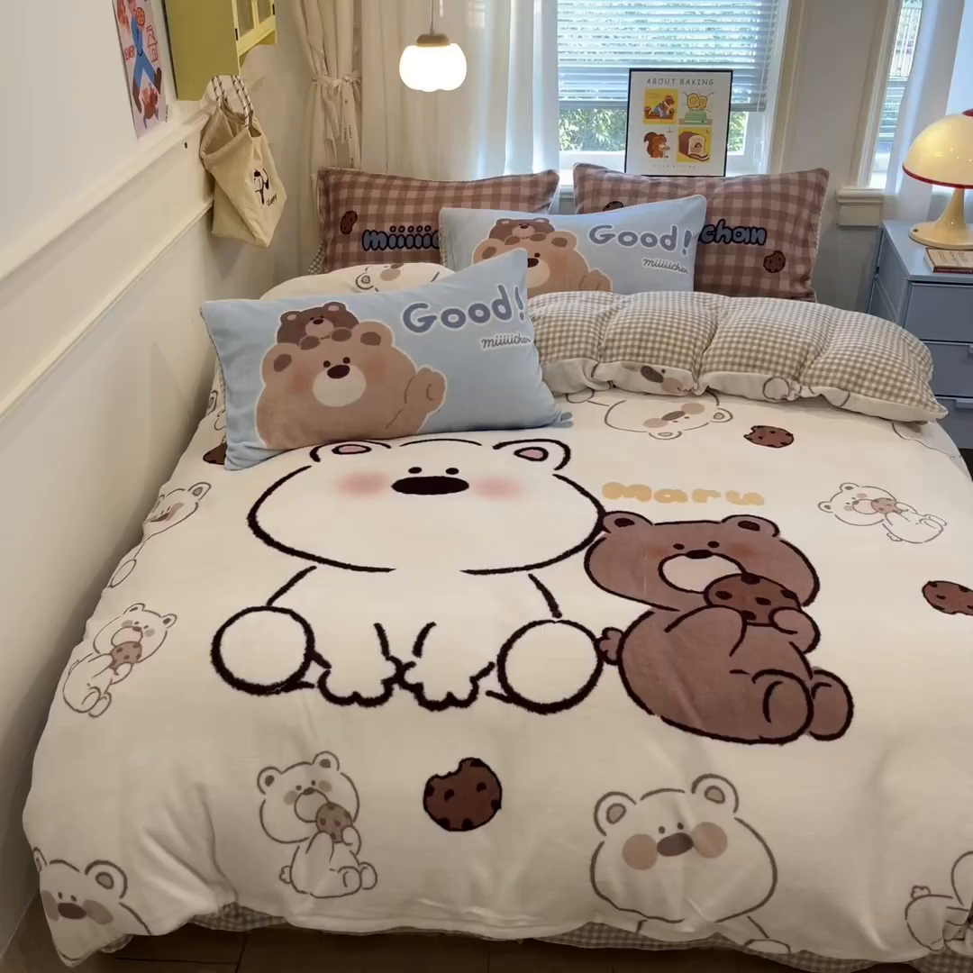 91家纺网 家纺一手货源 找家纺 金爱家 2025新品A类正版授权miiiiichan咪酱大版卡通数码印花加厚牛奶绒系列四件套 绒大版-咪酱宝宝熊