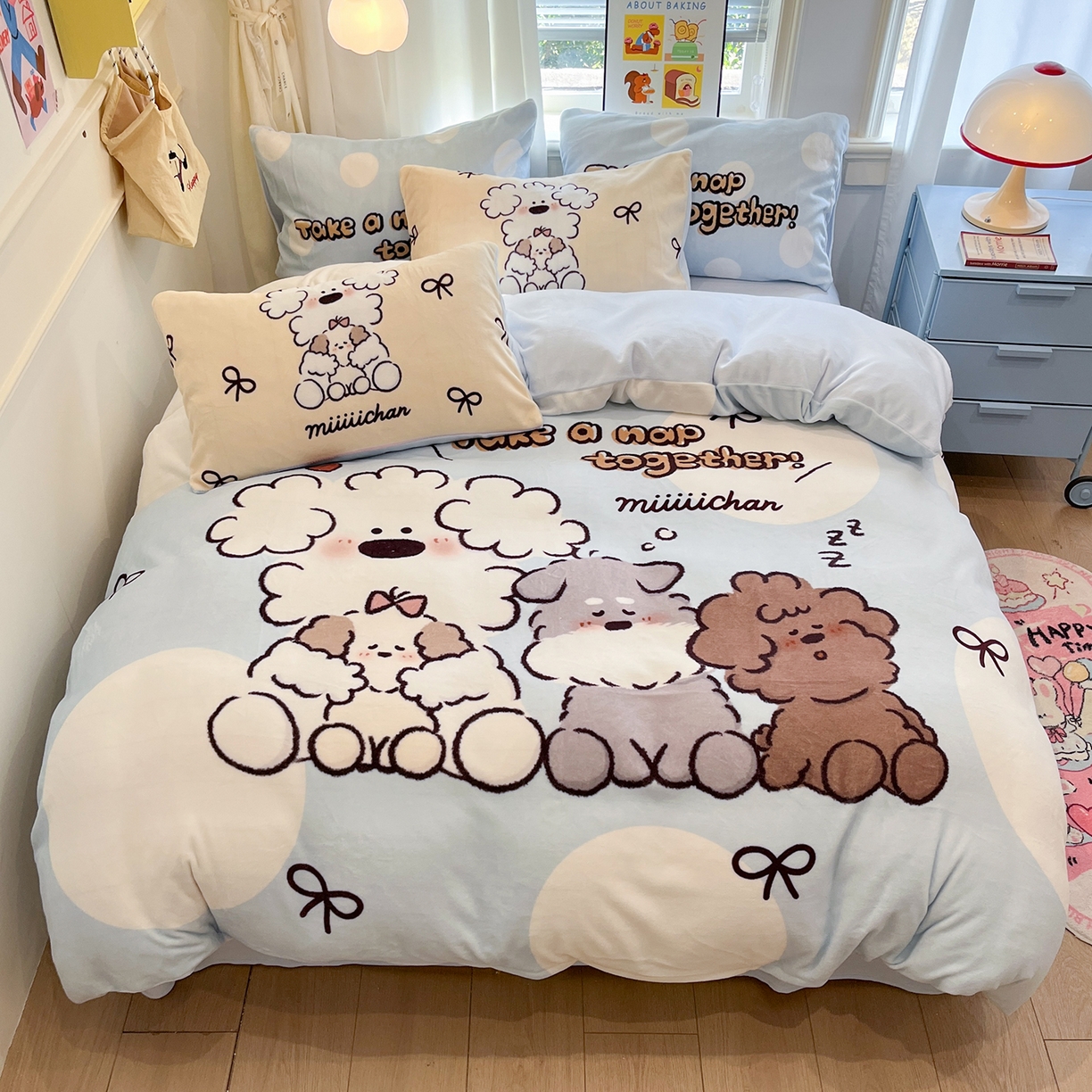 91家纺网 家纺一手货源 找家纺 金爱家 2025新品A类正版授权miiiiichan咪酱大版卡通数码印花加厚牛奶绒系列四件套 绒大版-咪酱点点泡芙狗