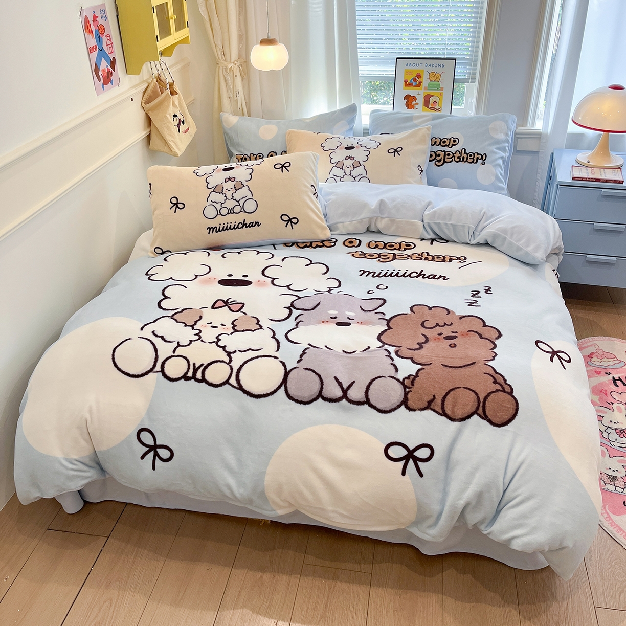 91家纺网 家纺一手货源 找家纺 金爱家 2025新品A类正版授权miiiiichan咪酱大版卡通数码印花加厚牛奶绒系列四件套 绒大版-咪酱点点泡芙狗