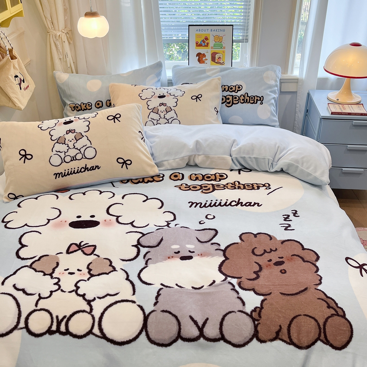 91家纺网 家纺一手货源 找家纺 金爱家 2025新品A类正版授权miiiiichan咪酱大版卡通数码印花加厚牛奶绒系列四件套 绒大版-咪酱点点泡芙狗