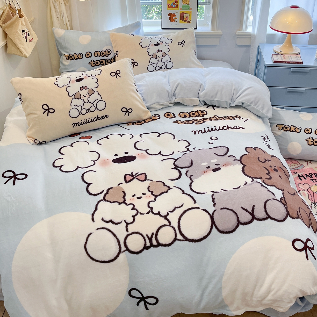 91家纺网 家纺一手货源 找家纺 金爱家 2025新品A类正版授权miiiiichan咪酱大版卡通数码印花加厚牛奶绒系列四件套 绒大版-咪酱点点泡芙狗