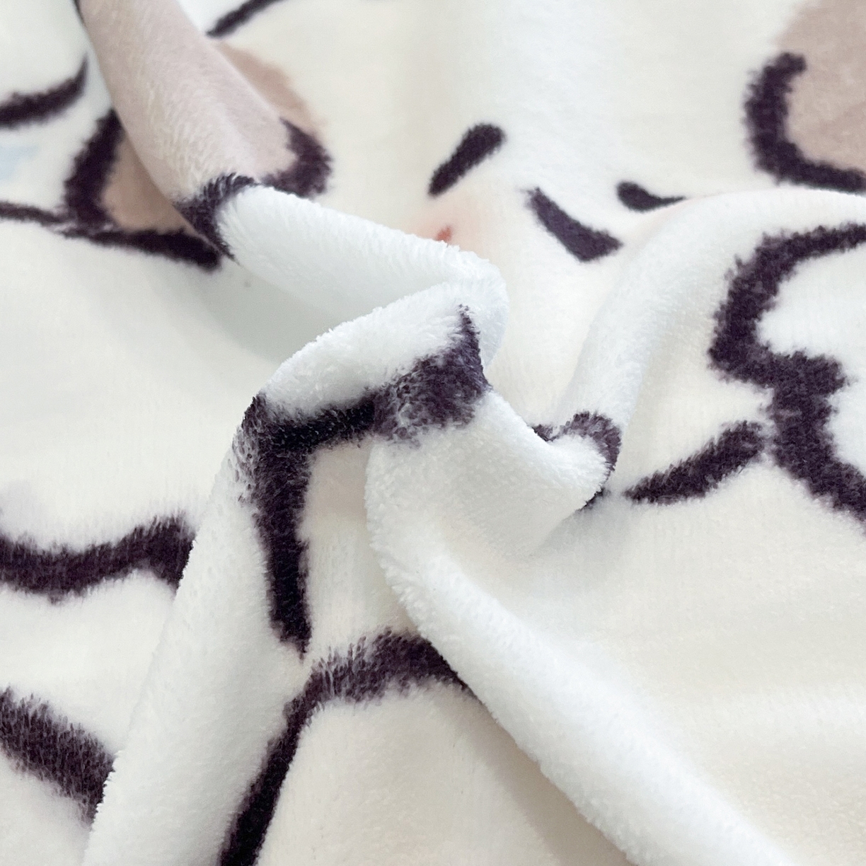 91家纺网 家纺一手货源 找家纺 金爱家 2025新品A类正版授权miiiiichan咪酱大版卡通数码印花加厚牛奶绒系列四件套 绒大版-咪酱点点泡芙狗