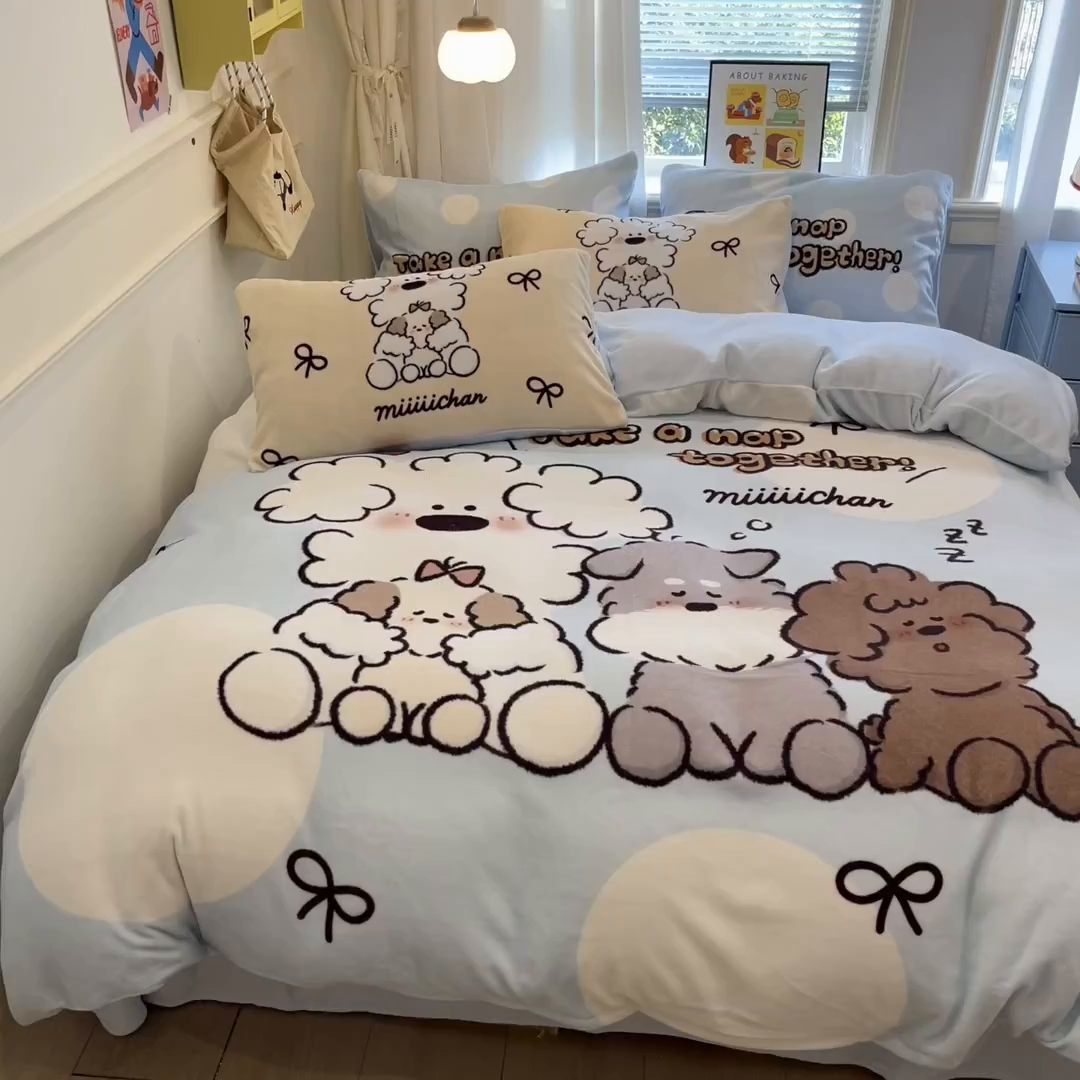 91家纺网 家纺一手货源 找家纺 金爱家 2025新品A类正版授权miiiiichan咪酱大版卡通数码印花加厚牛奶绒系列四件套 绒大版-咪酱点点泡芙狗