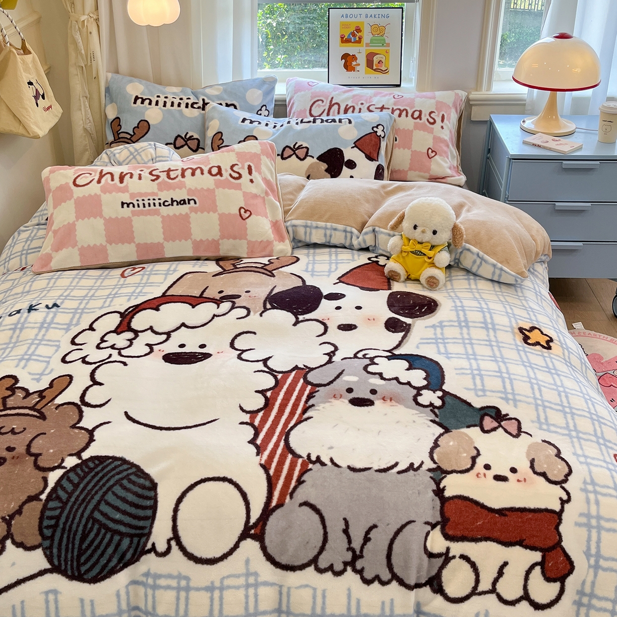 91家纺网 家纺一手货源 找家纺 金爱家 2025新品A类正版授权miiiiichan咪酱大版卡通数码印花加厚牛奶绒系列四件套 绒大版-咪酱冬日派对