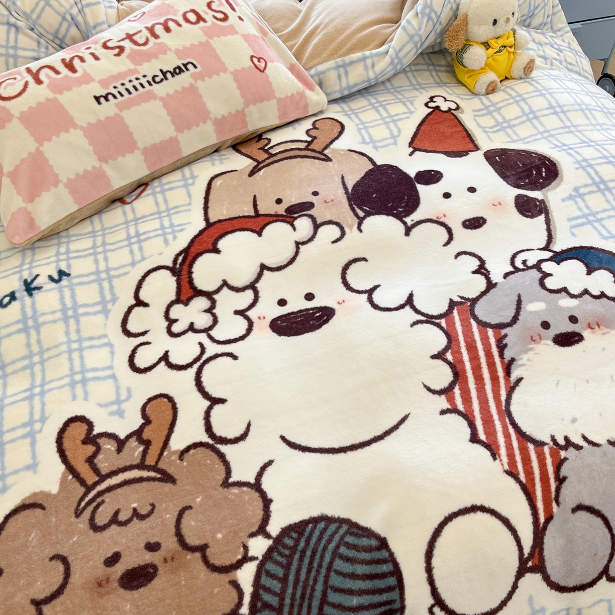 91家纺网 家纺一手货源 找家纺 金爱家 2025新品A类正版授权miiiiichan咪酱大版卡通数码印花加厚牛奶绒系列四件套 绒大版-咪酱冬日派对