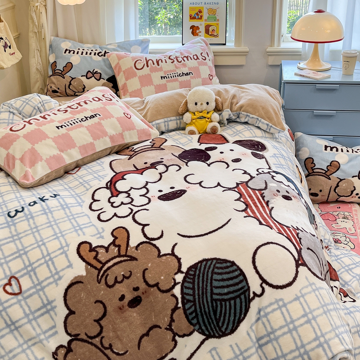 91家纺网 家纺一手货源 找家纺 金爱家 2025新品A类正版授权miiiiichan咪酱大版卡通数码印花加厚牛奶绒系列四件套 绒大版-咪酱冬日派对