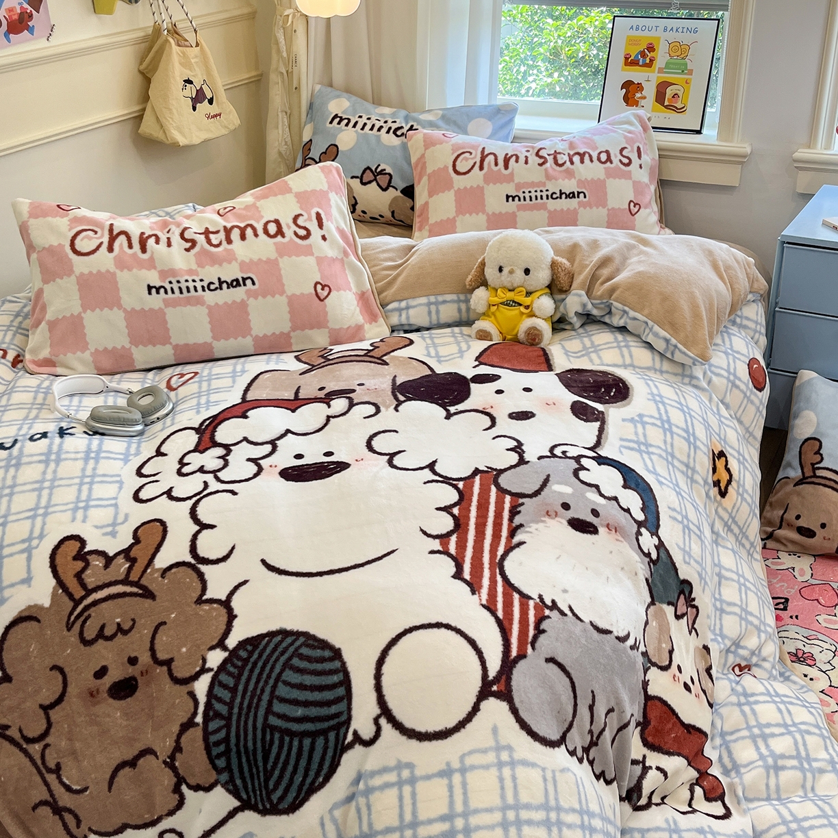 91家纺网 家纺一手货源 找家纺 金爱家 2025新品A类正版授权miiiiichan咪酱大版卡通数码印花加厚牛奶绒系列四件套 绒大版-咪酱冬日派对