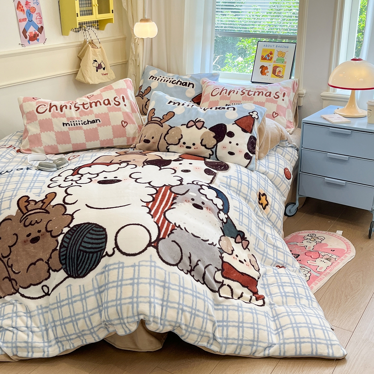 91家纺网 家纺一手货源 找家纺 金爱家 2025新品A类正版授权miiiiichan咪酱大版卡通数码印花加厚牛奶绒系列四件套 绒大版-咪酱冬日派对