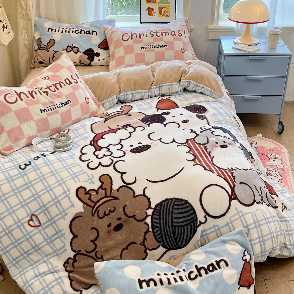 91家纺网 家纺一手货源 找家纺 金爱家 2025新品A类正版授权miiiiichan咪酱大版卡通数码印花加厚牛奶绒系列四件套 绒大版-咪酱冬日派对