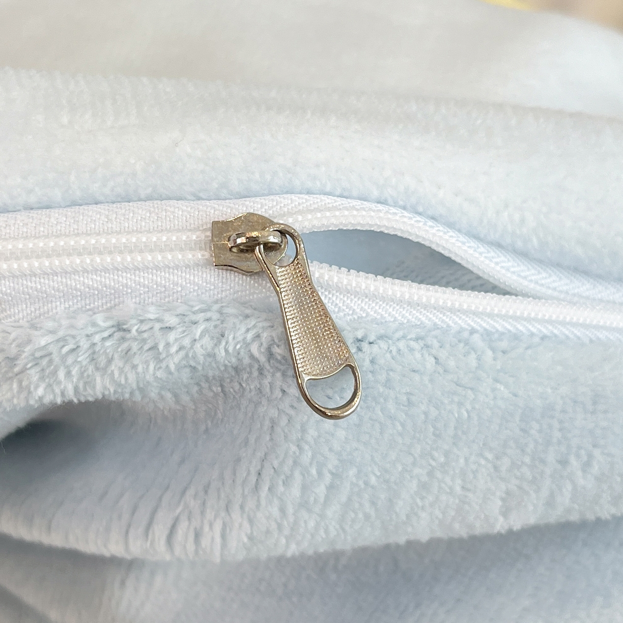 91家纺网 家纺一手货源 找家纺 金爱家 2025新品A类正版授权miiiiichan咪酱大版卡通数码印花加厚牛奶绒系列四件套 绒大版-咪酱冬日派对