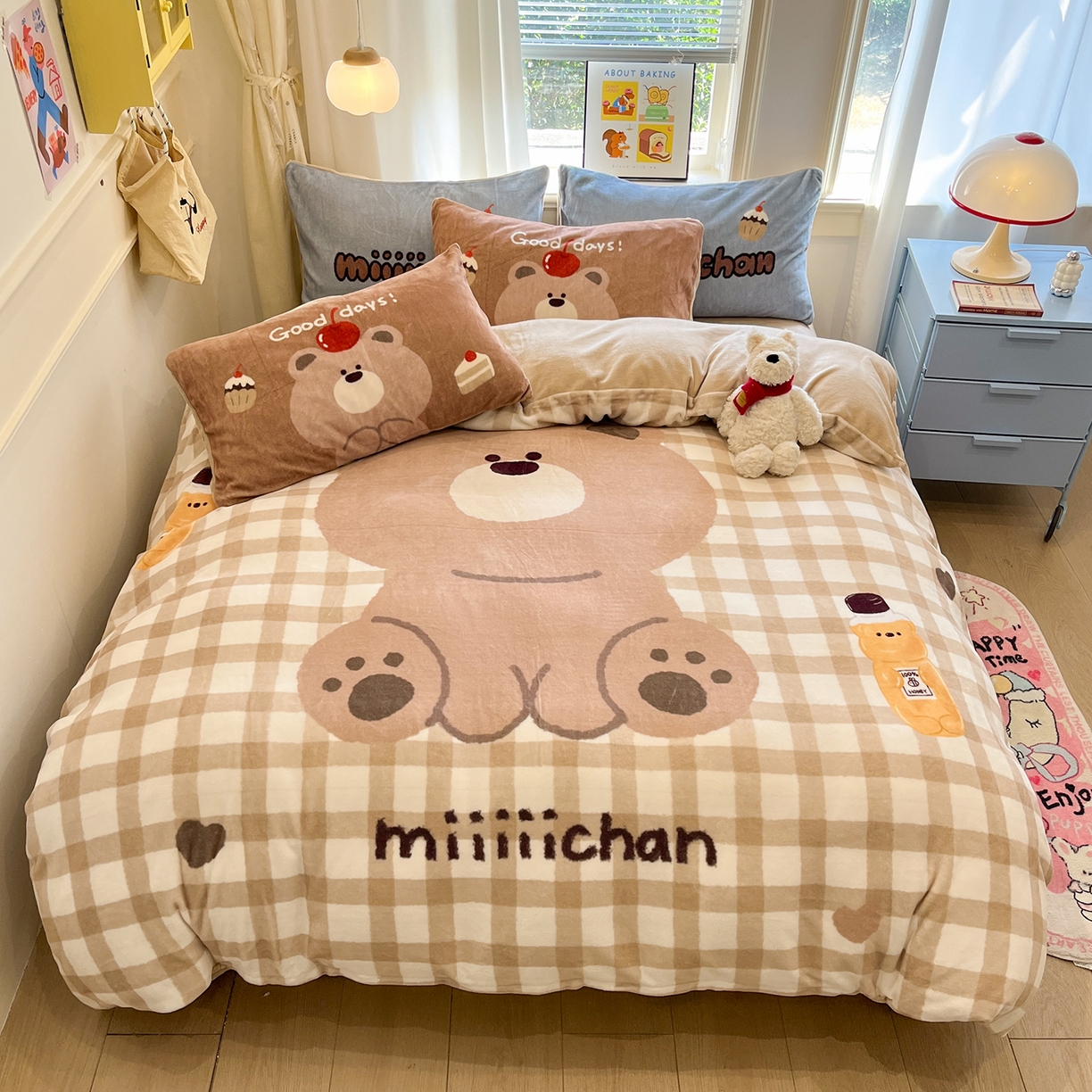 91家纺网 家纺一手货源 找家纺 金爱家 2025新品A类正版授权miiiiichan咪酱大版卡通数码印花加厚牛奶绒系列四件套 绒大版-咪酱可乐小熊