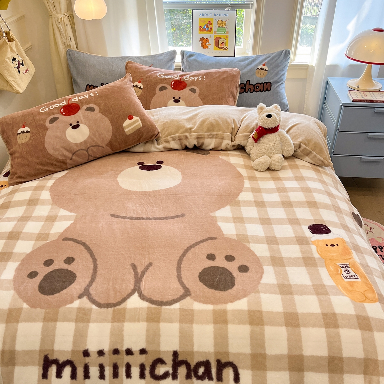 91家纺网 家纺一手货源 找家纺 金爱家 2025新品A类正版授权miiiiichan咪酱大版卡通数码印花加厚牛奶绒系列四件套 绒大版-咪酱可乐小熊