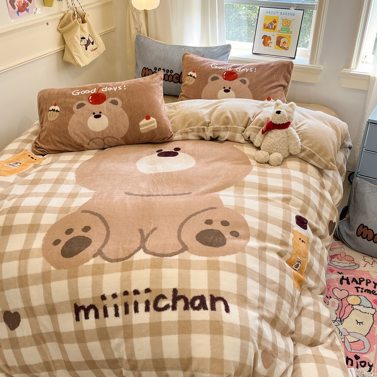 91家纺网 家纺一手货源 找家纺 金爱家 2025新品A类正版授权miiiiichan咪酱大版卡通数码印花加厚牛奶绒系列四件套 绒大版-咪酱可乐小熊