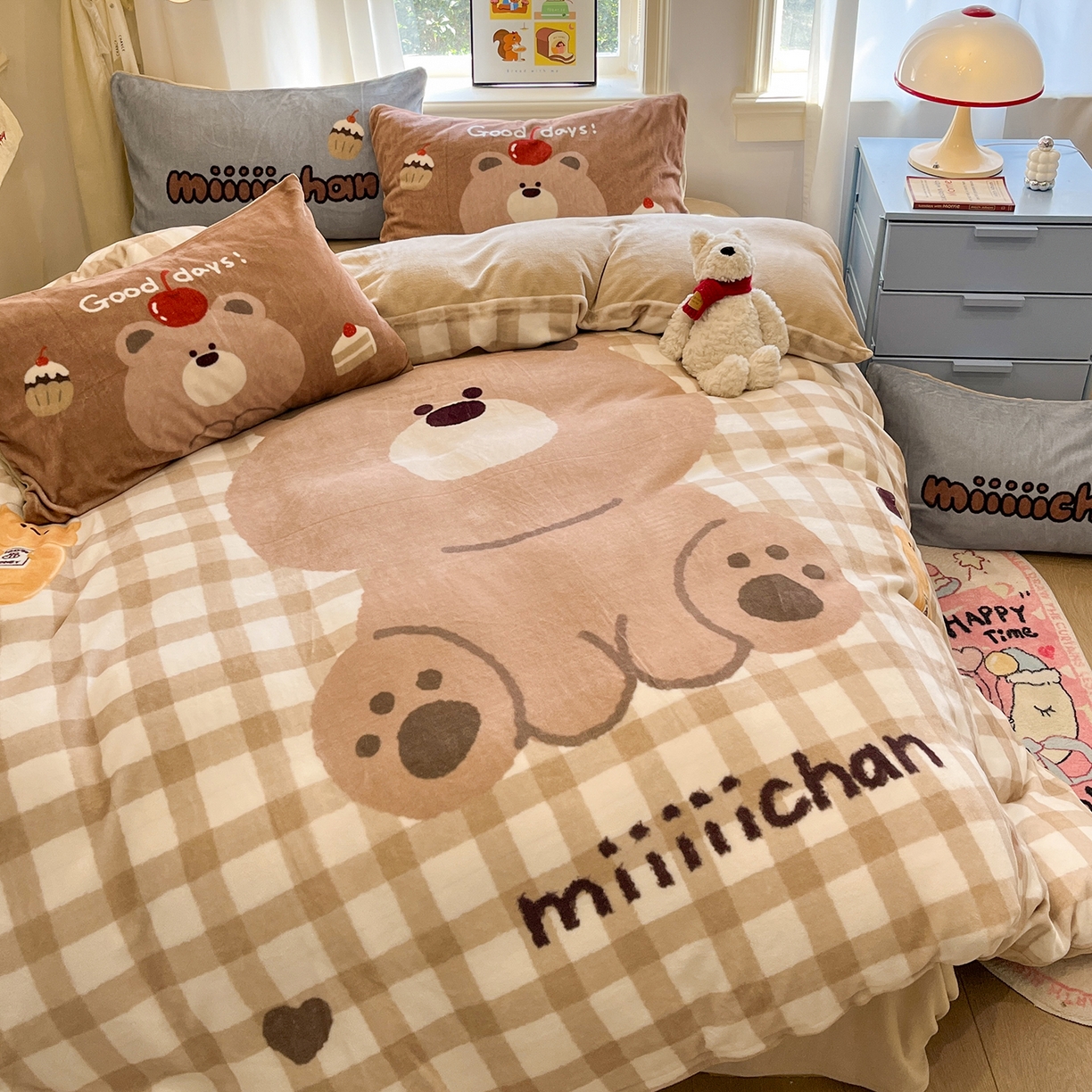 91家纺网 家纺一手货源 找家纺 金爱家 2025新品A类正版授权miiiiichan咪酱大版卡通数码印花加厚牛奶绒系列四件套 绒大版-咪酱可乐小熊