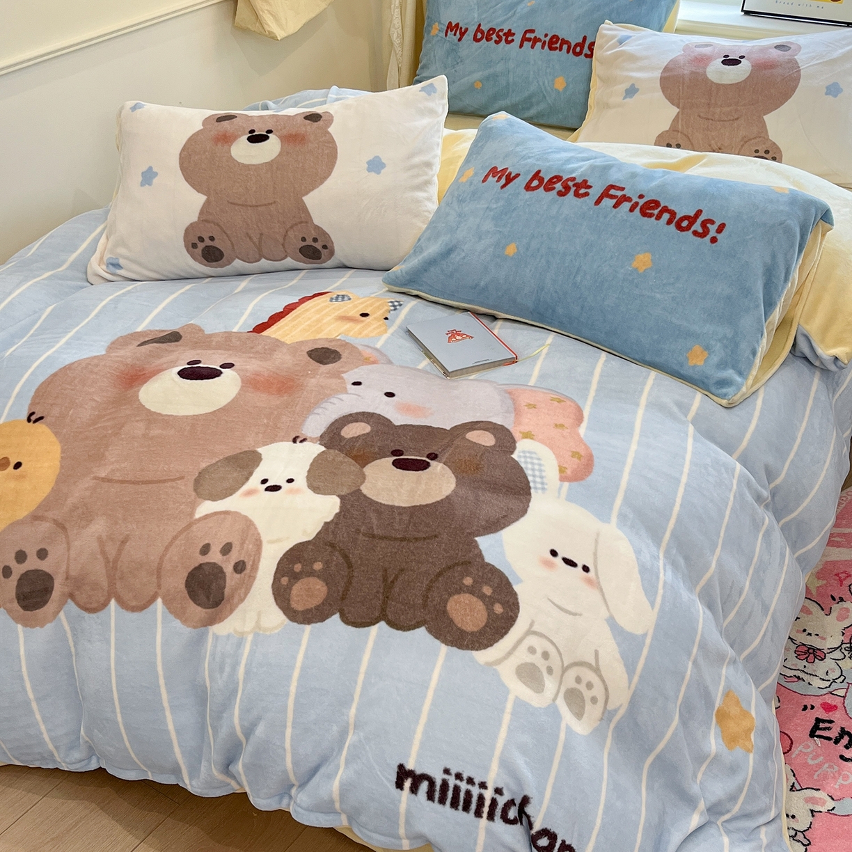 91家纺网 家纺一手货源 找家纺 金爱家 2025新品A类正版授权miiiiichan咪酱大版卡通数码印花加厚牛奶绒系列四件套 绒大版-咪酱奶油伙伴