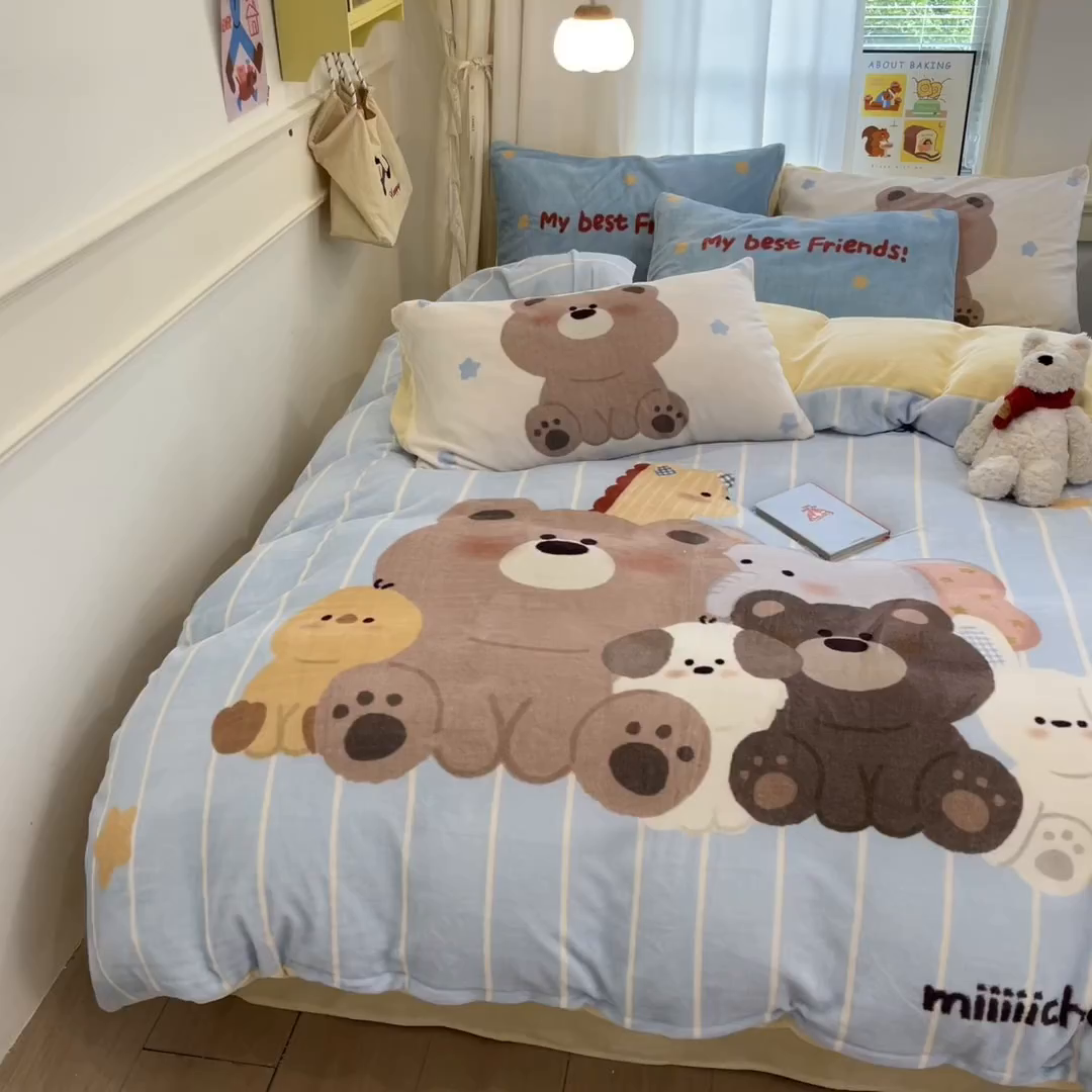 91家纺网 家纺一手货源 找家纺 金爱家 2025新品A类正版授权miiiiichan咪酱大版卡通数码印花加厚牛奶绒系列四件套 绒大版-咪酱奶油伙伴