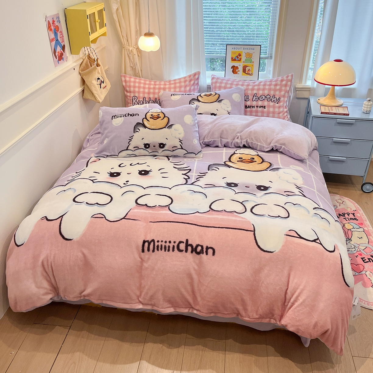 91家纺网 家纺一手货源 找家纺 金爱家 2025新品A类正版授权miiiiichan咪酱大版卡通数码印花加厚牛奶绒系列四件套 绒大版-咪酱泡泡猫咪