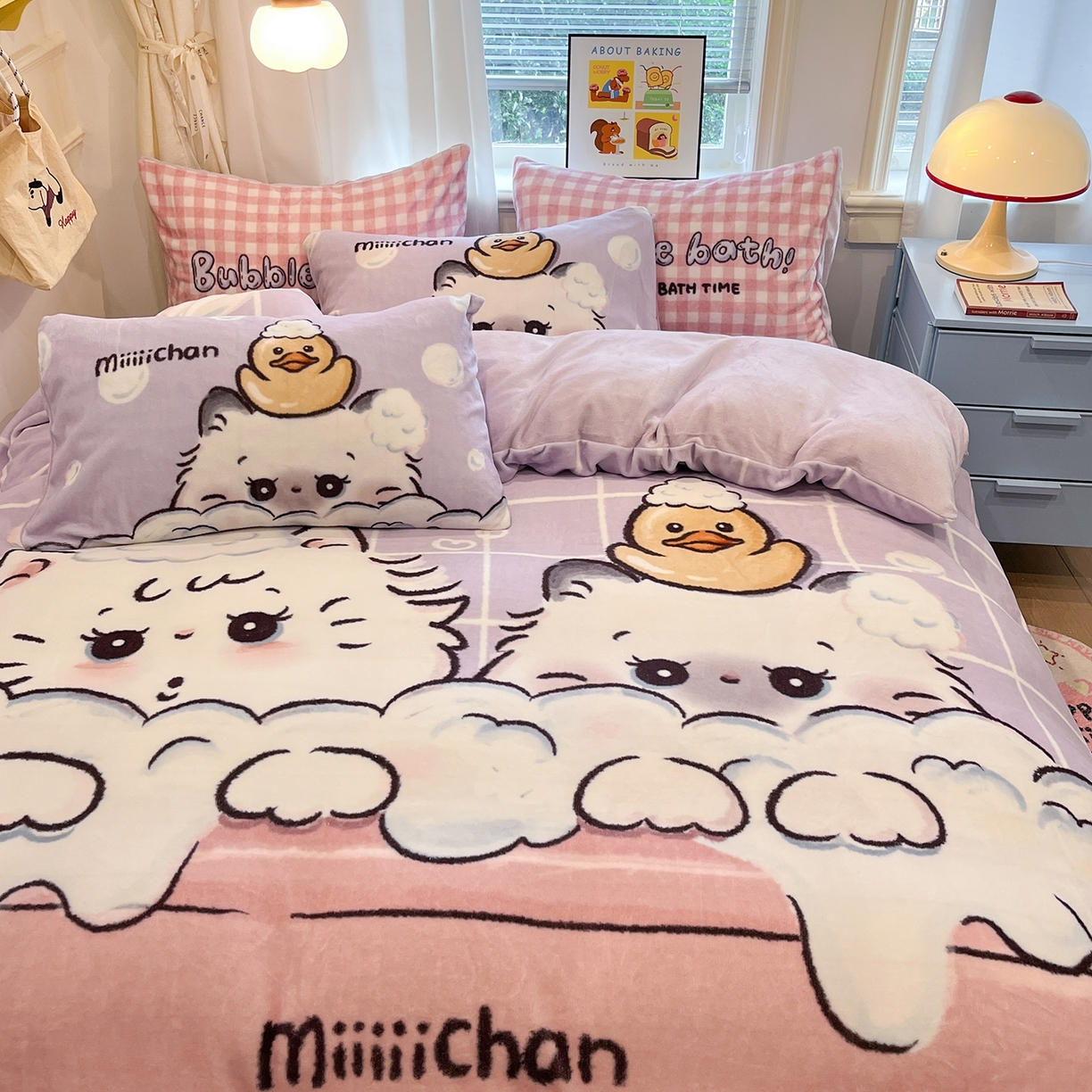 91家纺网 家纺一手货源 找家纺 金爱家 2025新品A类正版授权miiiiichan咪酱大版卡通数码印花加厚牛奶绒系列四件套 绒大版-咪酱泡泡猫咪