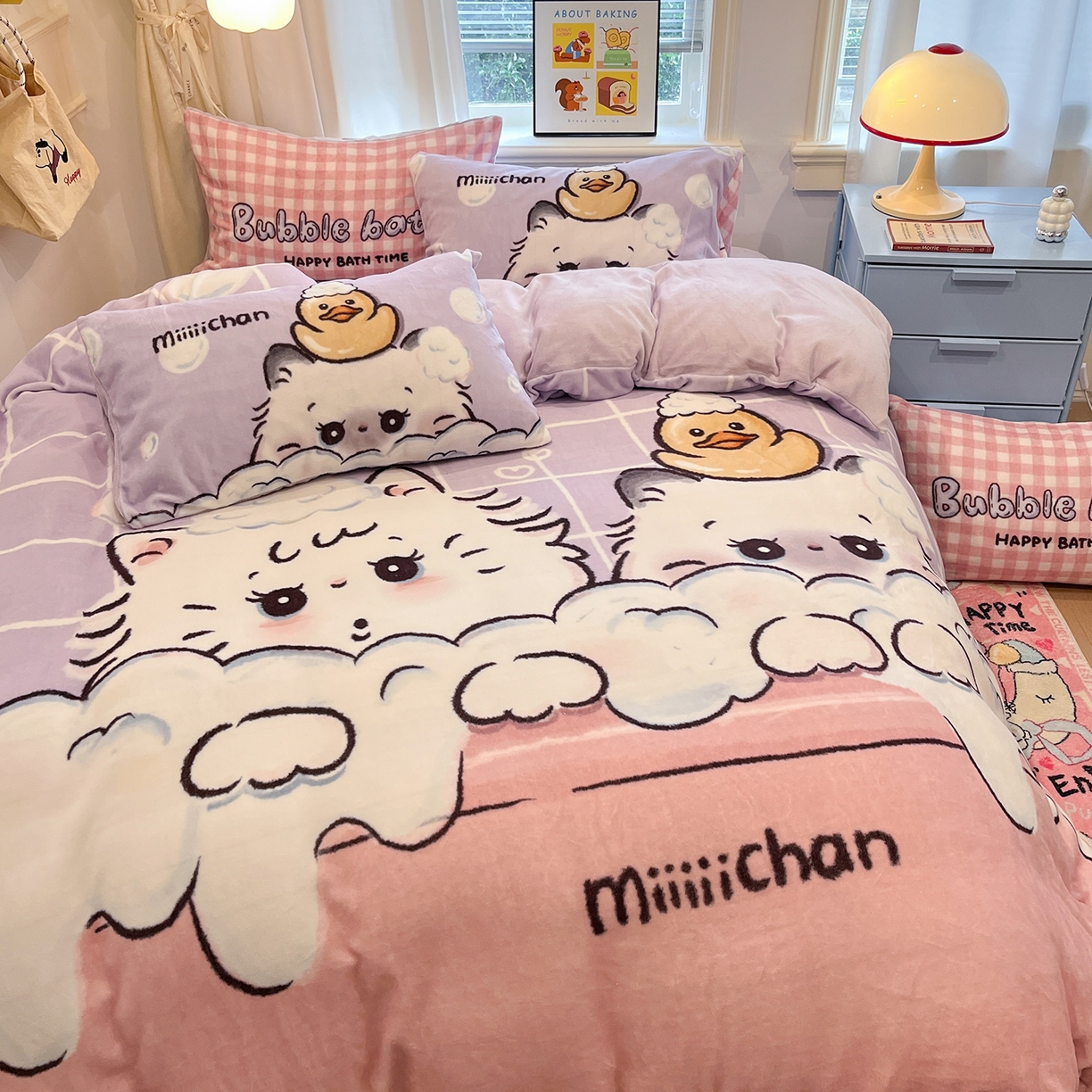 91家纺网 家纺一手货源 找家纺 金爱家 2025新品A类正版授权miiiiichan咪酱大版卡通数码印花加厚牛奶绒系列四件套 绒大版-咪酱泡泡猫咪