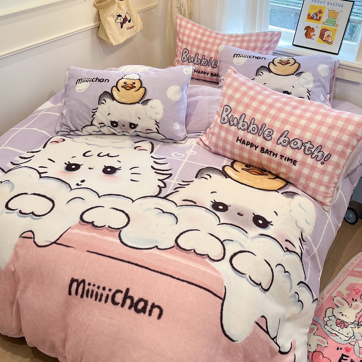 91家纺网 家纺一手货源 找家纺 金爱家 2025新品A类正版授权miiiiichan咪酱大版卡通数码印花加厚牛奶绒系列四件套 绒大版-咪酱泡泡猫咪