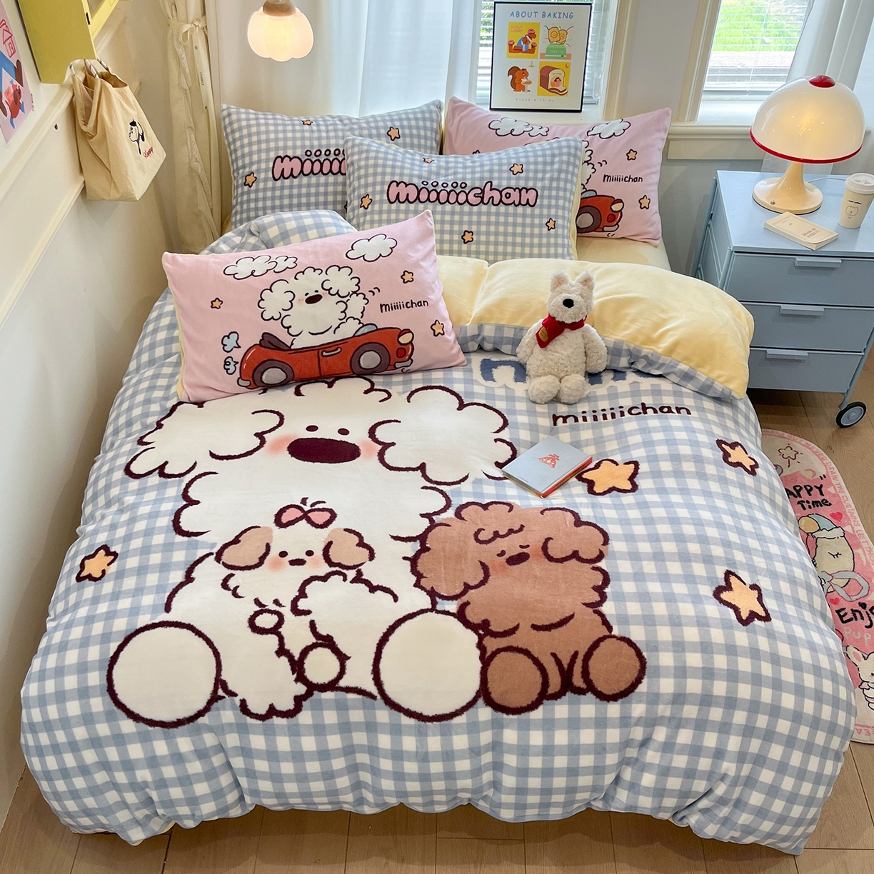 91家纺网 家纺一手货源 找家纺 金爱家 2025新品A类正版授权miiiiichan咪酱大版卡通数码印花加厚牛奶绒系列四件套 绒大版-咪酱俏皮小狗