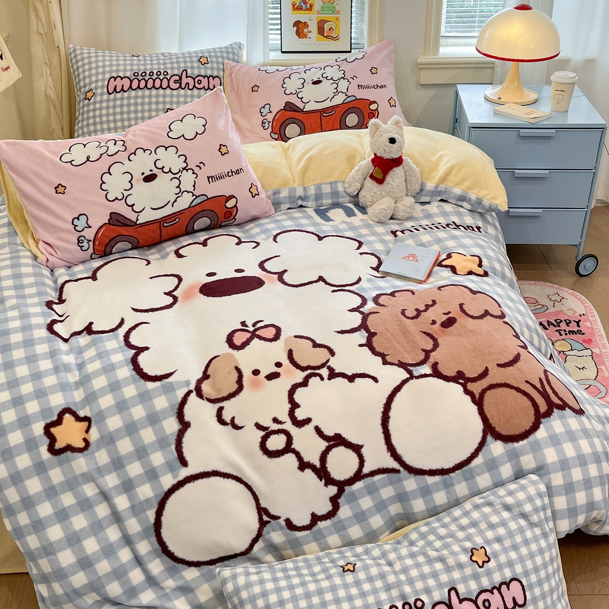 91家纺网 家纺一手货源 找家纺 金爱家 2025新品A类正版授权miiiiichan咪酱大版卡通数码印花加厚牛奶绒系列四件套 绒大版-咪酱俏皮小狗