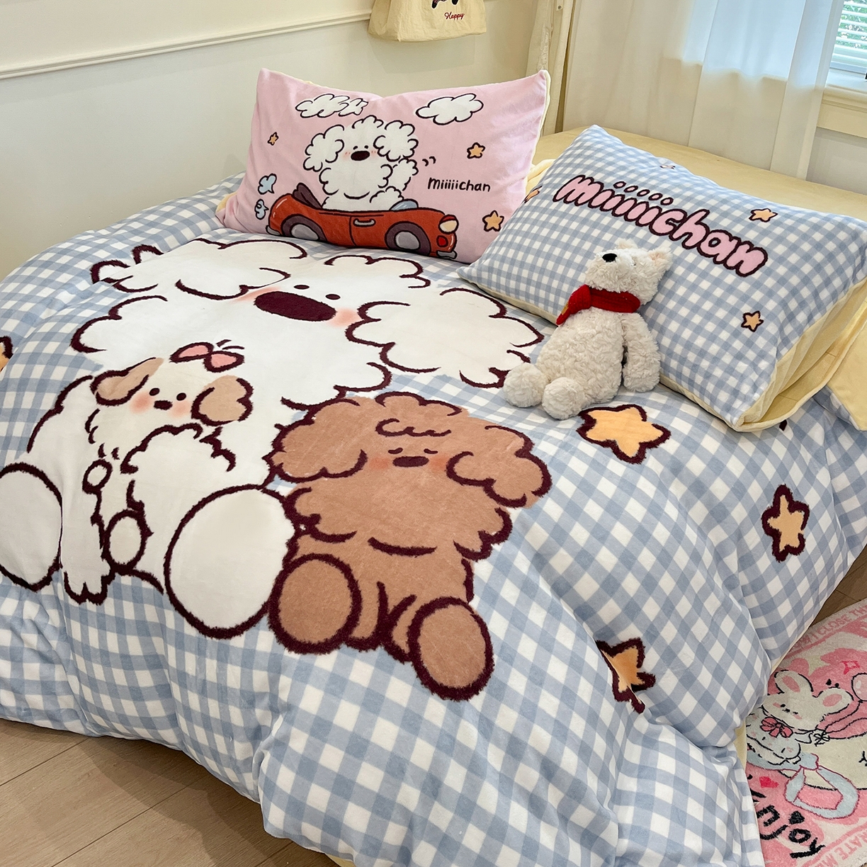 91家纺网 家纺一手货源 找家纺 金爱家 2025新品A类正版授权miiiiichan咪酱大版卡通数码印花加厚牛奶绒系列四件套 绒大版-咪酱俏皮小狗