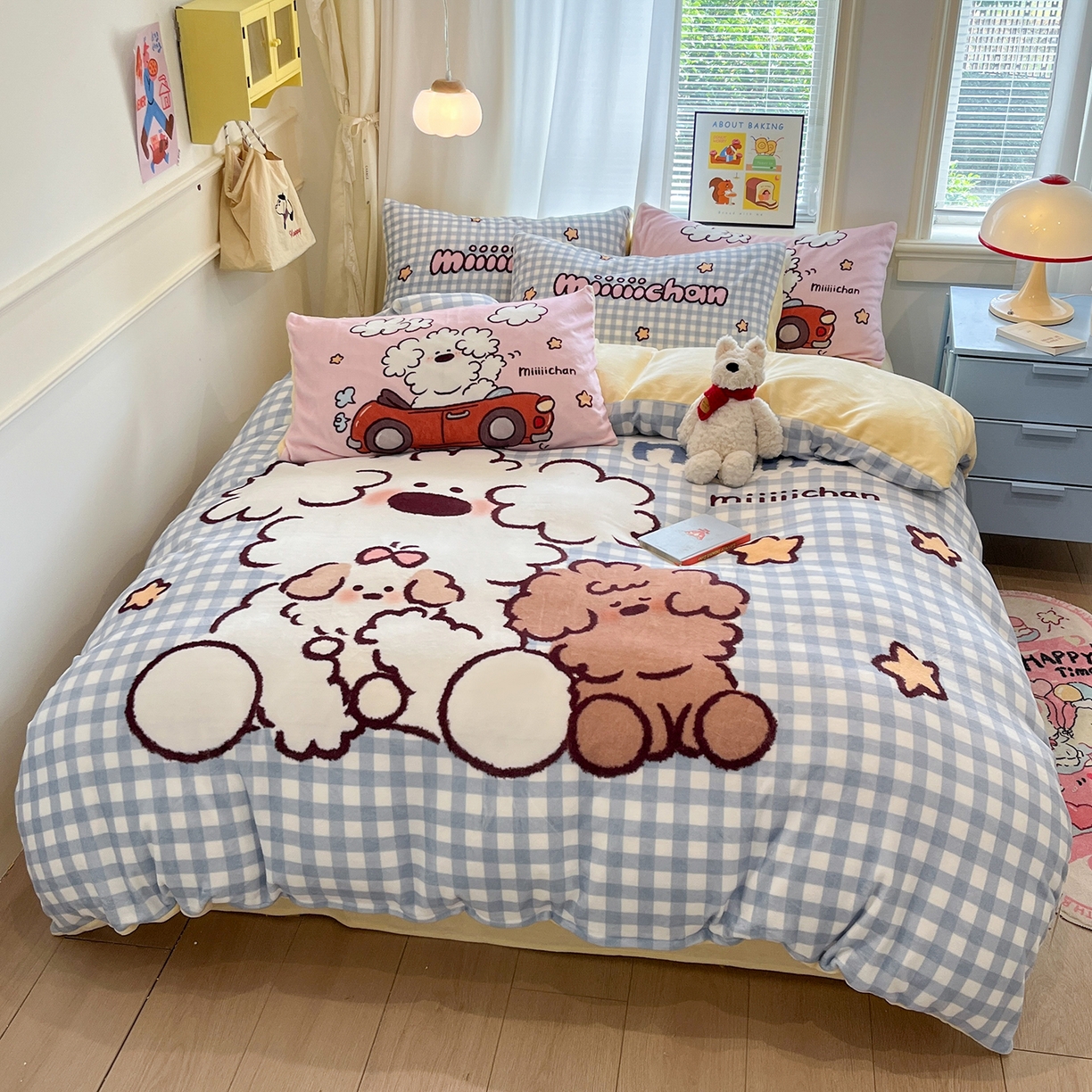 91家纺网 家纺一手货源 找家纺 金爱家 2025新品A类正版授权miiiiichan咪酱大版卡通数码印花加厚牛奶绒系列四件套 绒大版-咪酱俏皮小狗