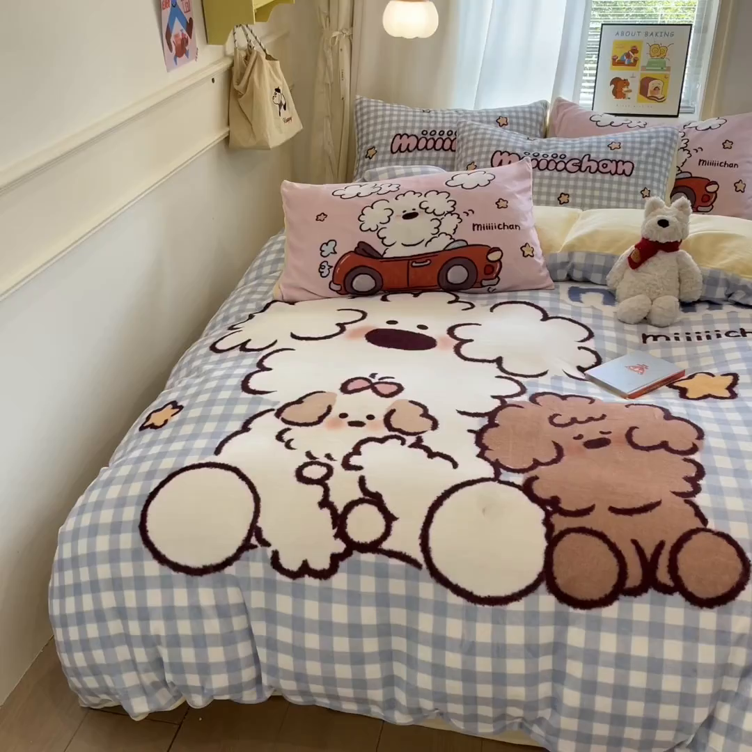 91家纺网 家纺一手货源 找家纺 金爱家 2025新品A类正版授权miiiiichan咪酱大版卡通数码印花加厚牛奶绒系列四件套 绒大版-咪酱俏皮小狗