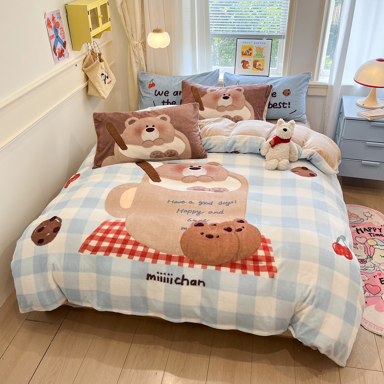 91家纺网 家纺一手货源 找家纺 金爱家 2025新品A类正版授权miiiiichan咪酱大版卡通数码印花加厚牛奶绒系列四件套 绒大版-咪酱趣多多