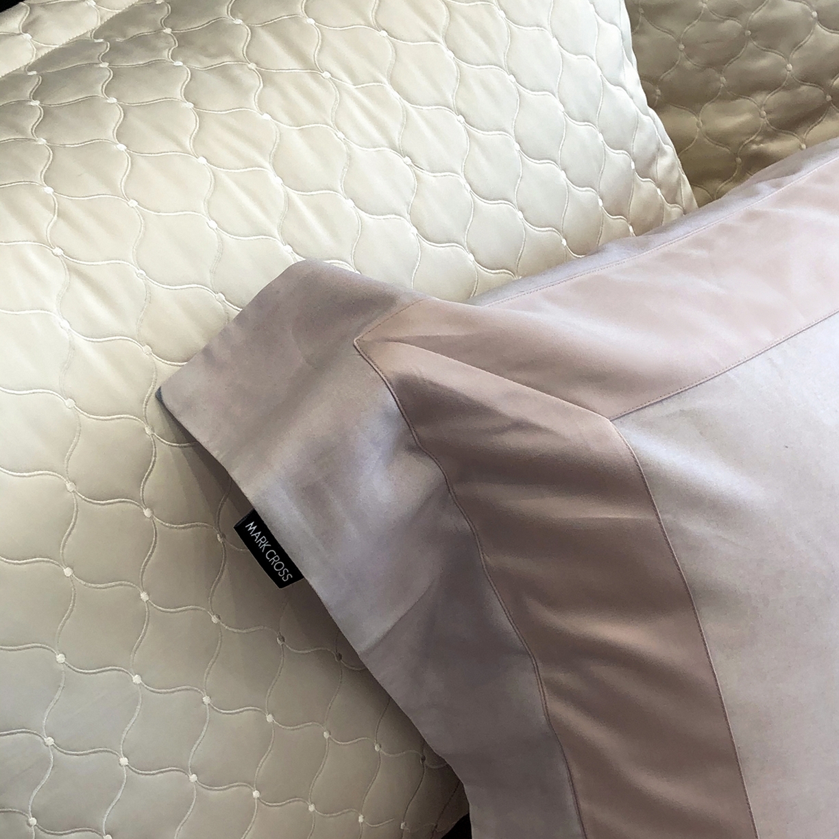 91家纺网 家纺一手货源 找家纺 佳汐蓝家纺 2025新款法式浪漫花卉超细旦天丝棉磨毛系列四件套-热淇淋 蜜糖花圃-鸢尾紫