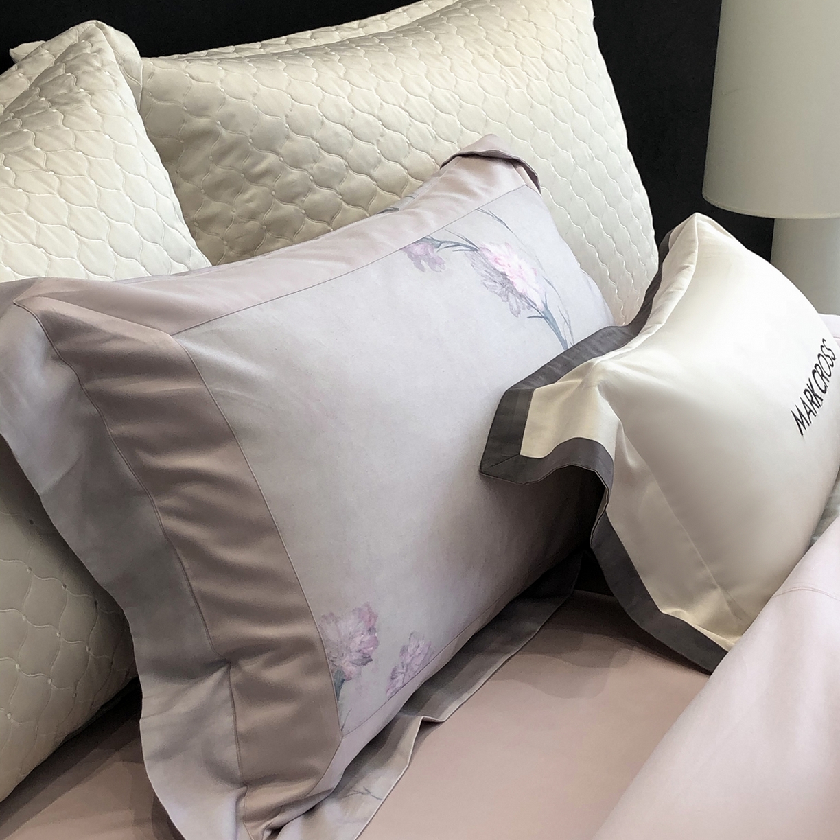 91家纺网 家纺一手货源 找家纺 佳汐蓝家纺 2025新款法式浪漫花卉超细旦天丝棉磨毛系列四件套-热淇淋 蜜糖花圃-鸢尾紫