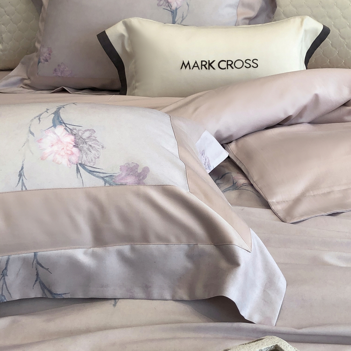 91家纺网 家纺一手货源 找家纺 佳汐蓝家纺 2025新款法式浪漫花卉超细旦天丝棉磨毛系列四件套-热淇淋 蜜糖花圃-鸢尾紫