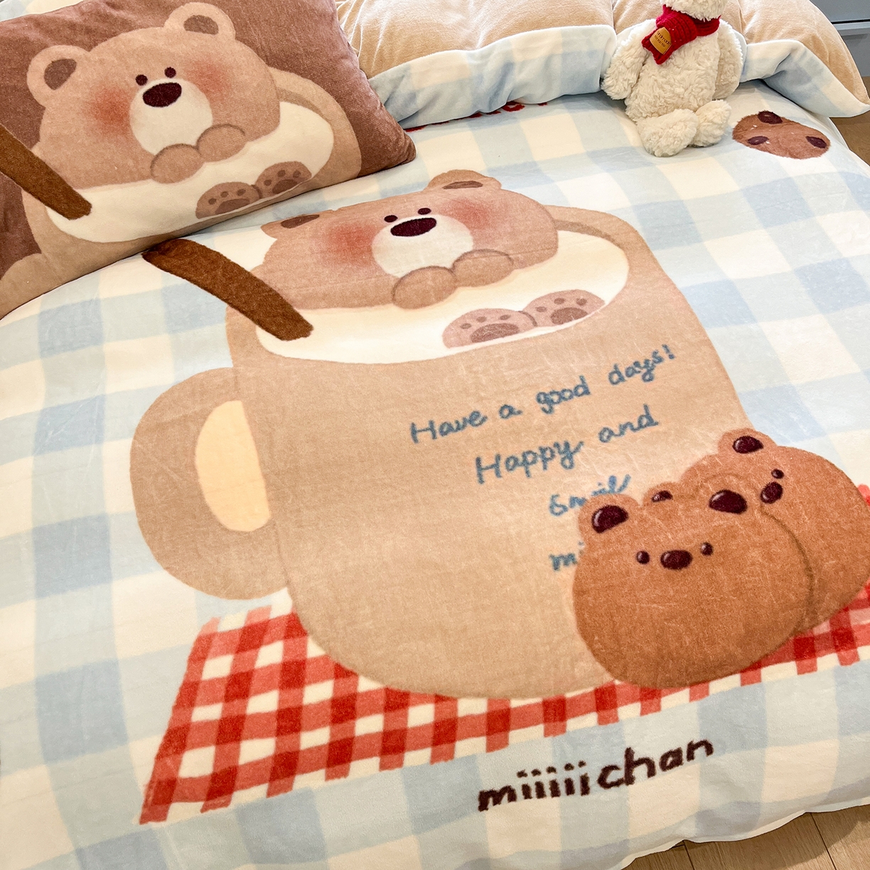 91家纺网 家纺一手货源 找家纺 金爱家 2025新品A类正版授权miiiiichan咪酱大版卡通数码印花加厚牛奶绒系列四件套 绒大版-咪酱趣多多