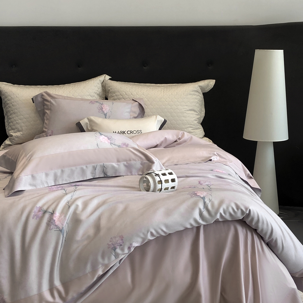 91家纺网 家纺一手货源 找家纺 佳汐蓝家纺 2025新款法式浪漫花卉超细旦天丝棉磨毛系列四件套-热淇淋 蜜糖花圃-鸢尾紫