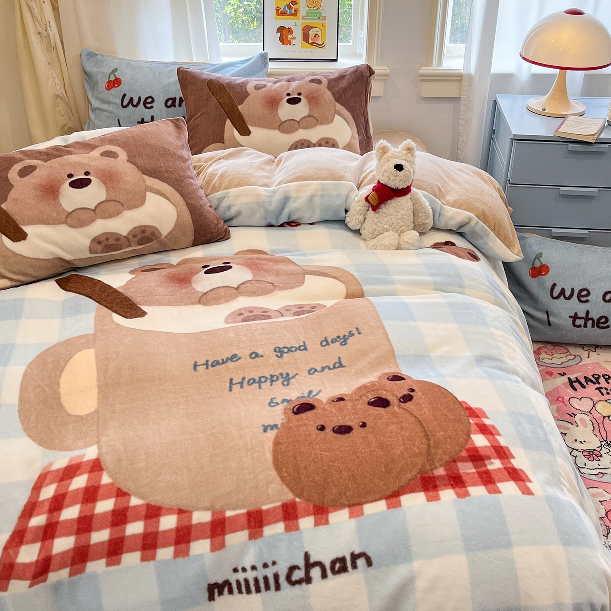 91家纺网 家纺一手货源 找家纺 金爱家 2025新品A类正版授权miiiiichan咪酱大版卡通数码印花加厚牛奶绒系列四件套 绒大版-咪酱趣多多