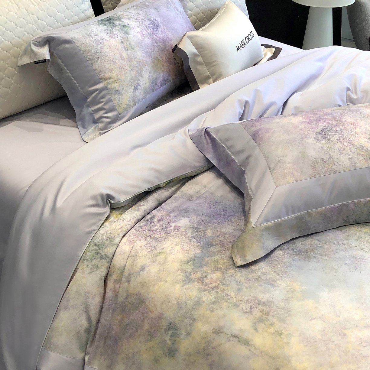 91家纺网 家纺一手货源 找家纺 佳汐蓝家纺 2025新款法式浪漫花卉超细旦天丝棉磨毛系列四件套-热淇淋 萤火岛屿