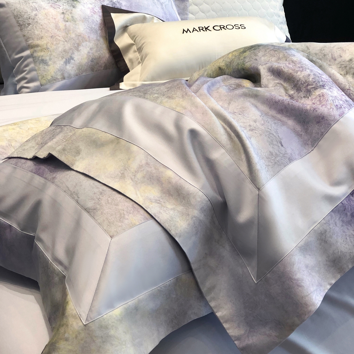 91家纺网 家纺一手货源 找家纺 佳汐蓝家纺 2025新款法式浪漫花卉超细旦天丝棉磨毛系列四件套-热淇淋 萤火岛屿