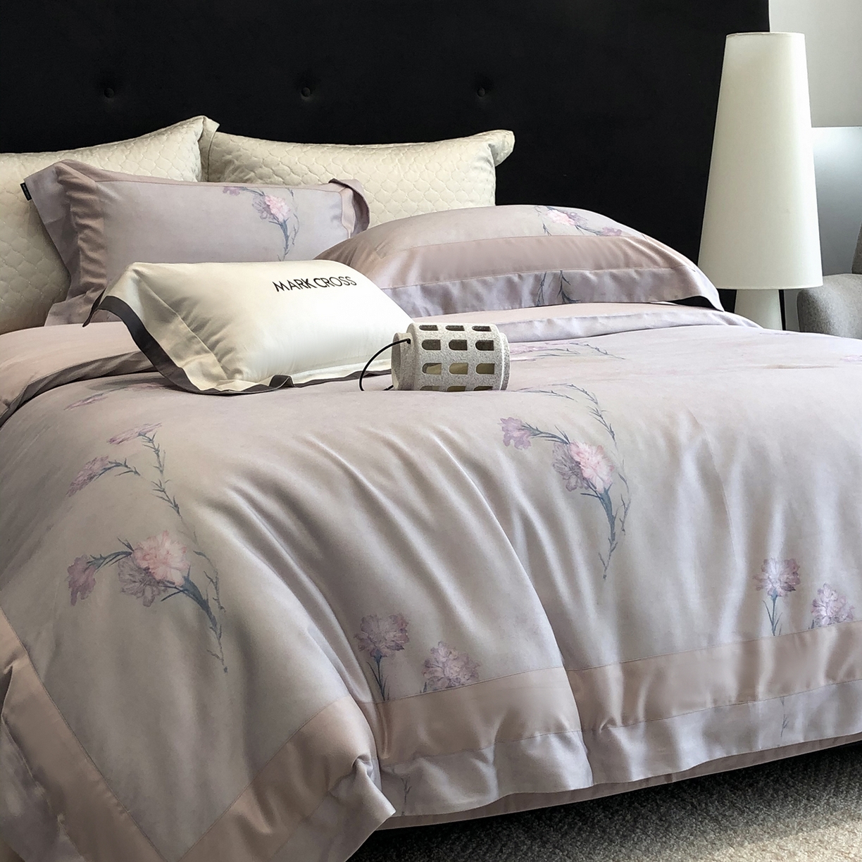 91家纺网 家纺一手货源 找家纺 佳汐蓝家纺 2025新款法式浪漫花卉超细旦天丝棉磨毛系列四件套-热淇淋 蜜糖花圃-鸢尾紫