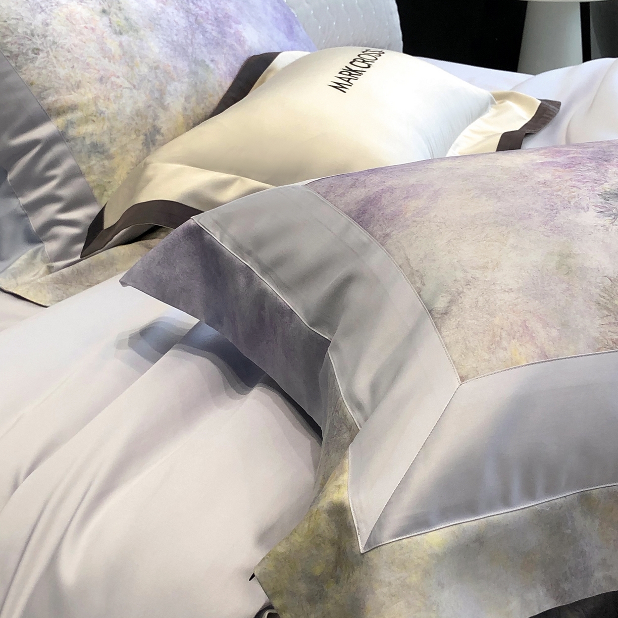 91家纺网 家纺一手货源 找家纺 佳汐蓝家纺 2025新款法式浪漫花卉超细旦天丝棉磨毛系列四件套-热淇淋 萤火岛屿