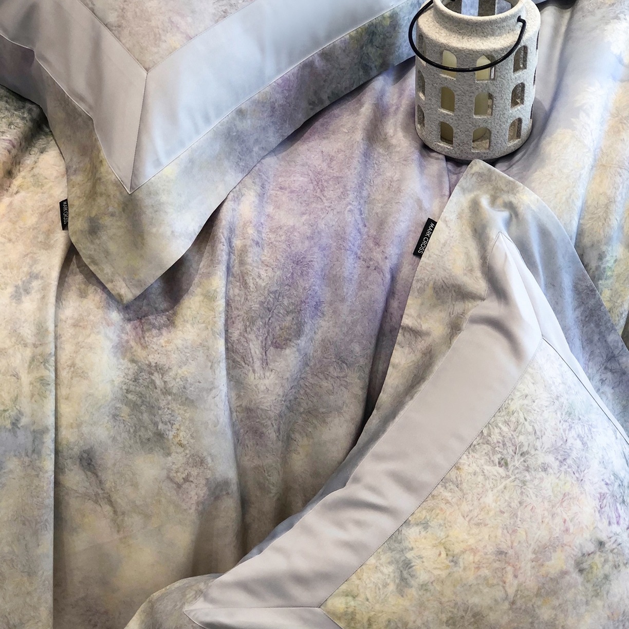 91家纺网 家纺一手货源 找家纺 佳汐蓝家纺 2025新款法式浪漫花卉超细旦天丝棉磨毛系列四件套-热淇淋 萤火岛屿