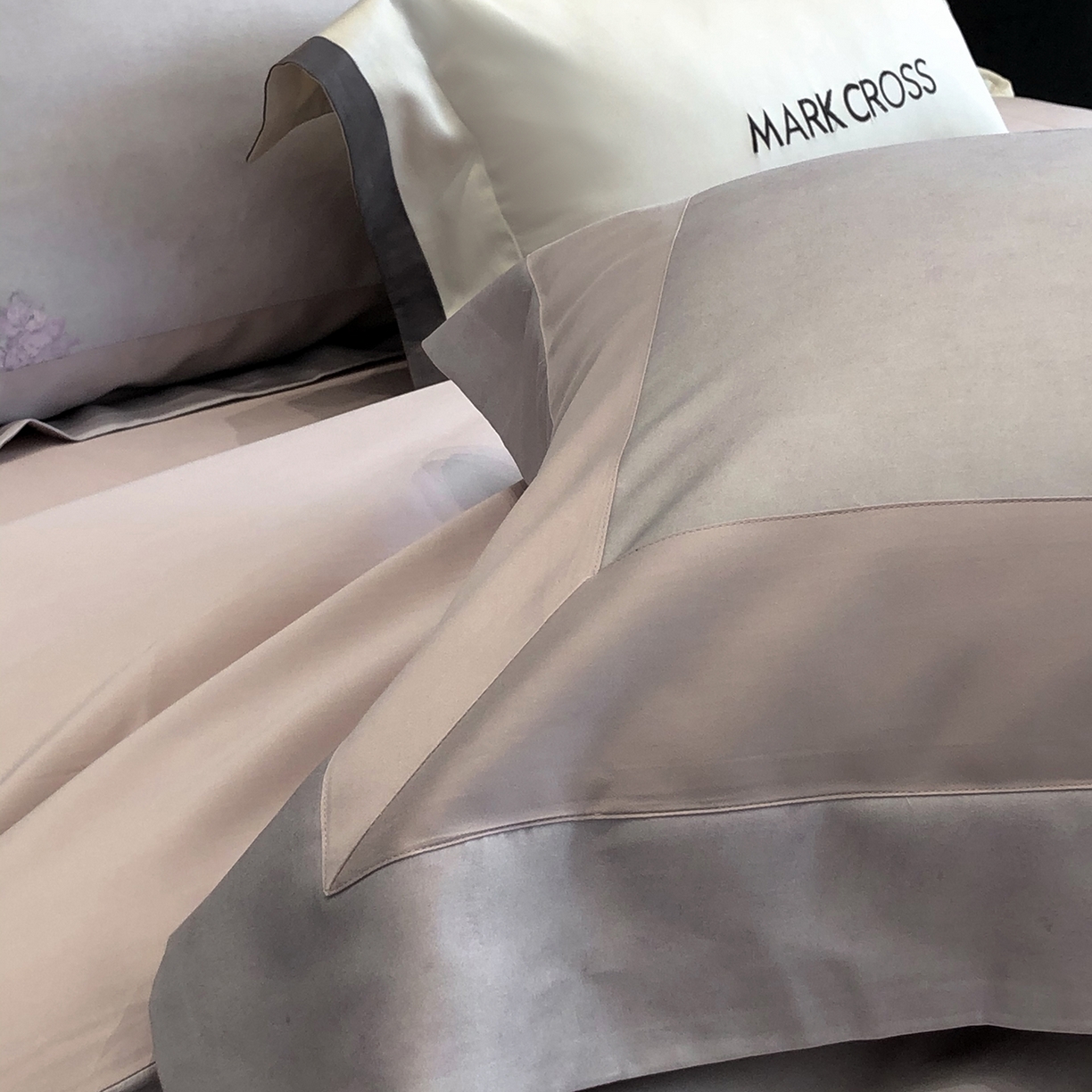 91家纺网 家纺一手货源 找家纺 佳汐蓝家纺 2025新款法式浪漫花卉超细旦天丝棉磨毛系列四件套-热淇淋 蜜糖花圃-鸢尾紫