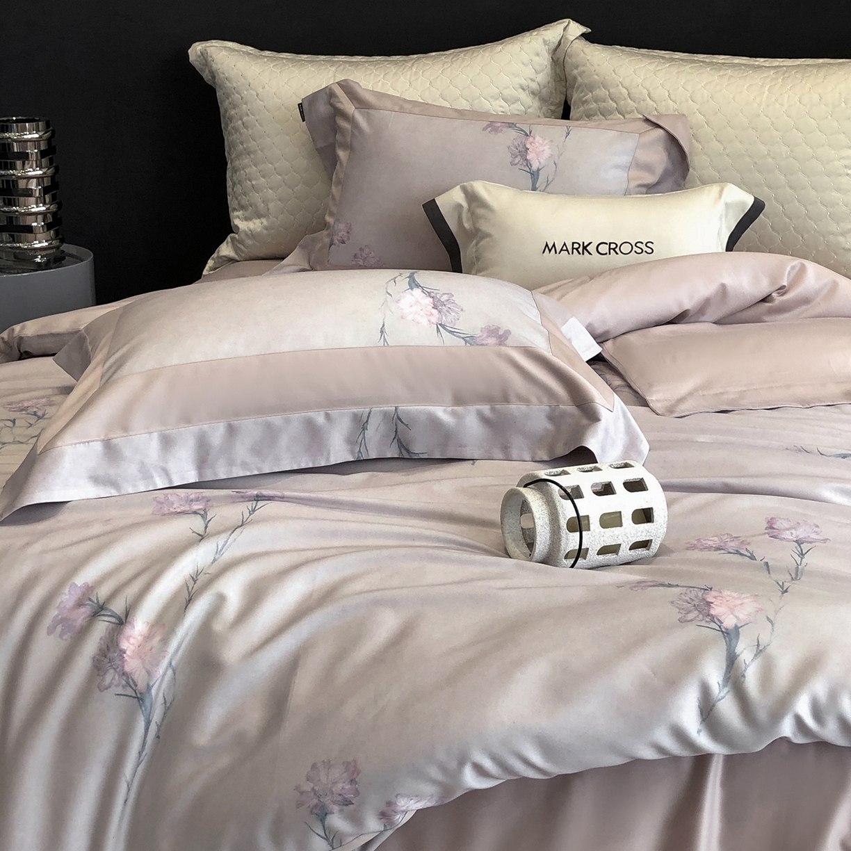 91家纺网 家纺一手货源 找家纺 佳汐蓝家纺 2025新款法式浪漫花卉超细旦天丝棉磨毛系列四件套-热淇淋 蜜糖花圃-鸢尾紫