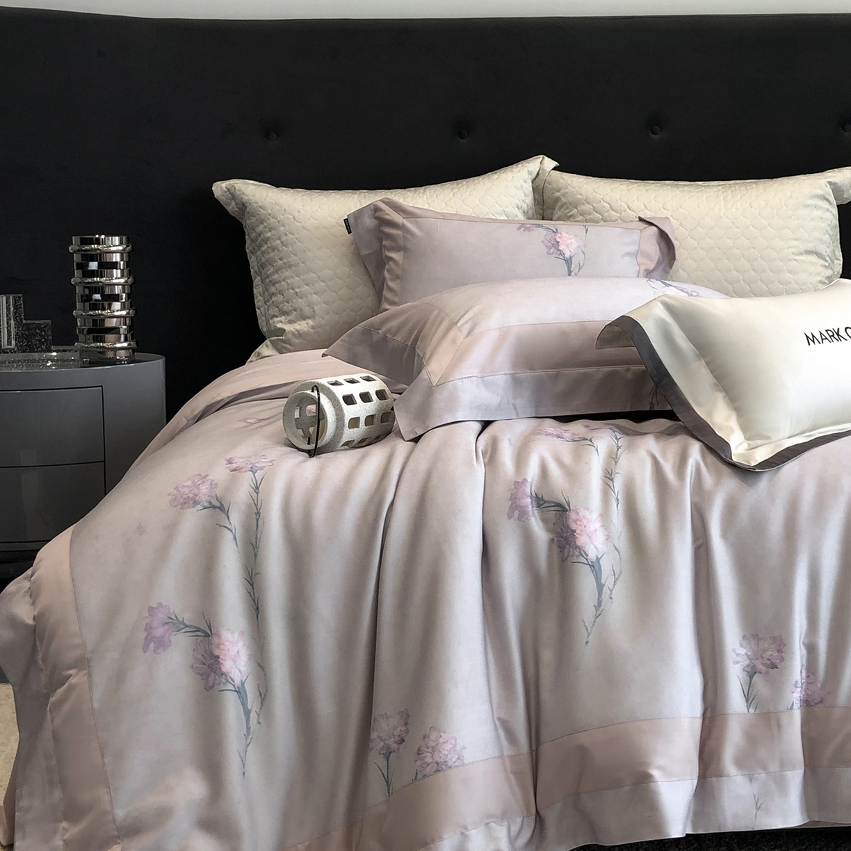 91家纺网 家纺一手货源 找家纺 佳汐蓝家纺 2025新款法式浪漫花卉超细旦天丝棉磨毛系列四件套-热淇淋 蜜糖花圃-鸢尾紫