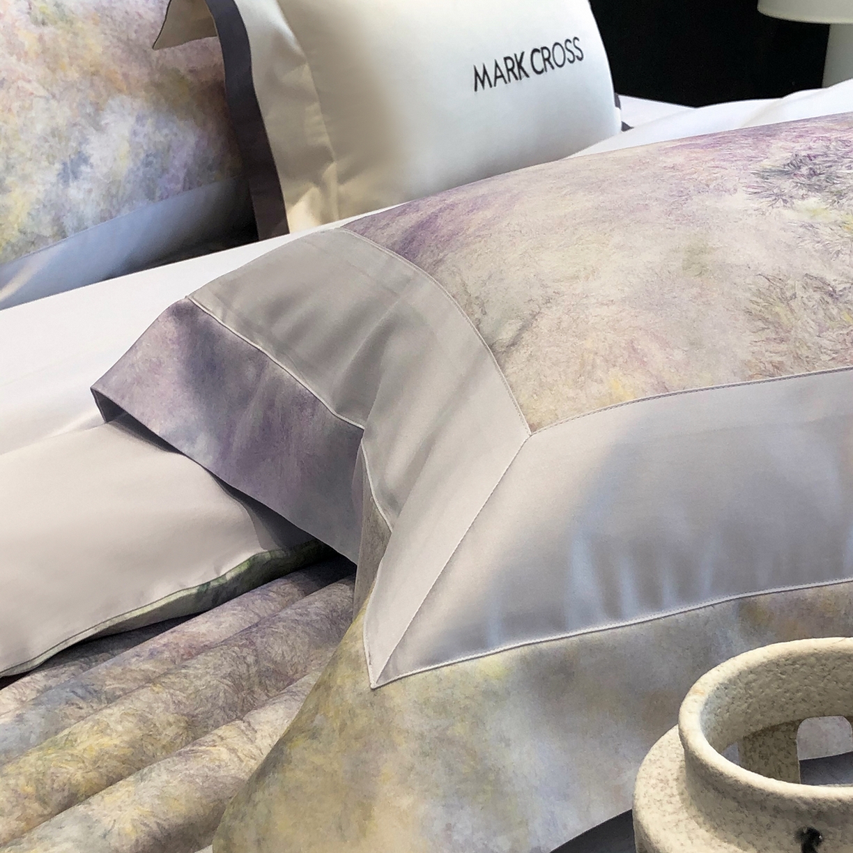 91家纺网 家纺一手货源 找家纺 佳汐蓝家纺 2025新款法式浪漫花卉超细旦天丝棉磨毛系列四件套-热淇淋 萤火岛屿