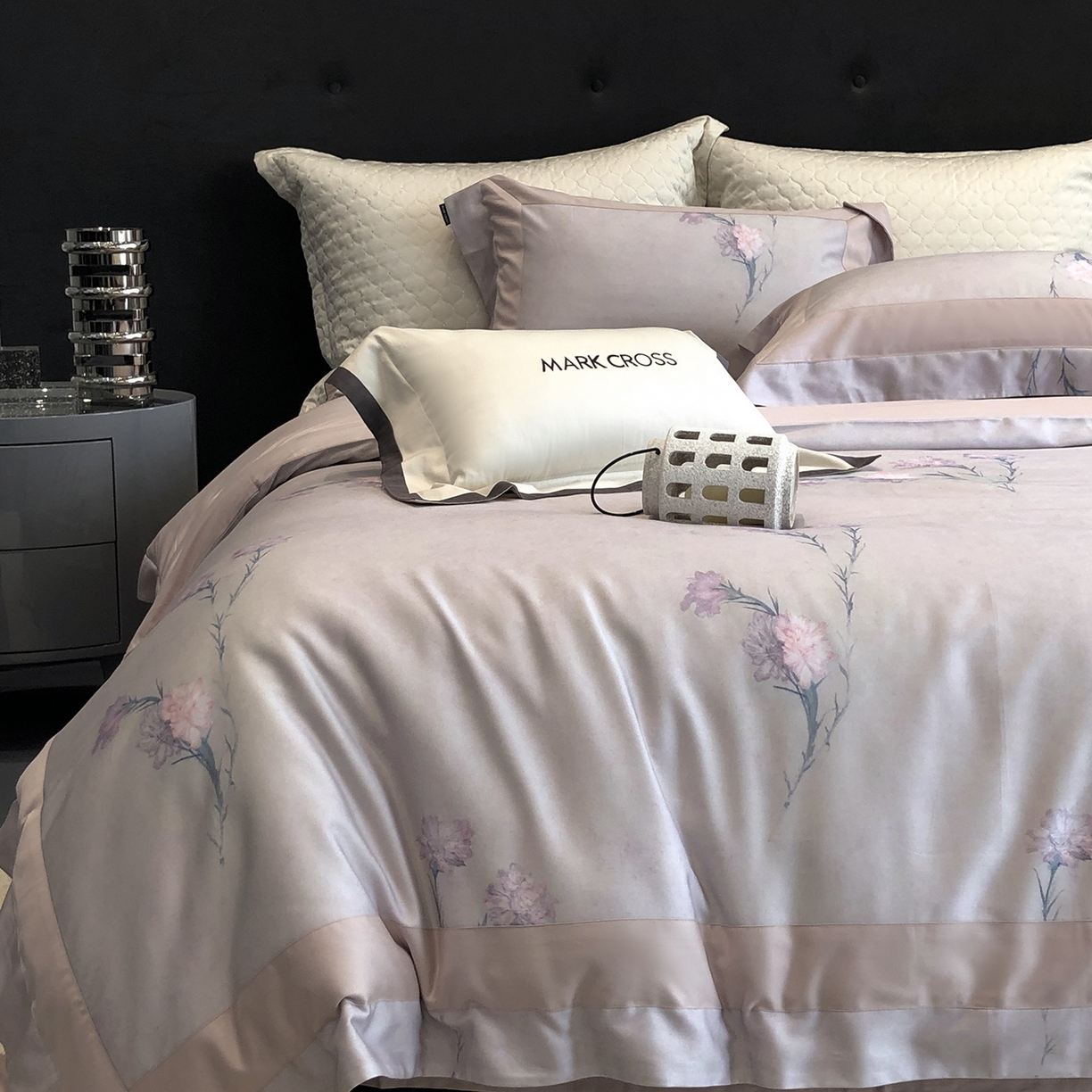 91家纺网 家纺一手货源 找家纺 佳汐蓝家纺 2025新款法式浪漫花卉超细旦天丝棉磨毛系列四件套-热淇淋 蜜糖花圃-鸢尾紫