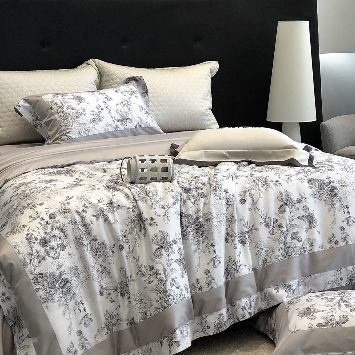 91家纺网 家纺一手货源 找家纺 佳汐蓝家纺 2025新款法式浪漫花卉超细旦天丝棉磨毛系列四件套-热淇淋 黛莉尔庄园-哥特灰